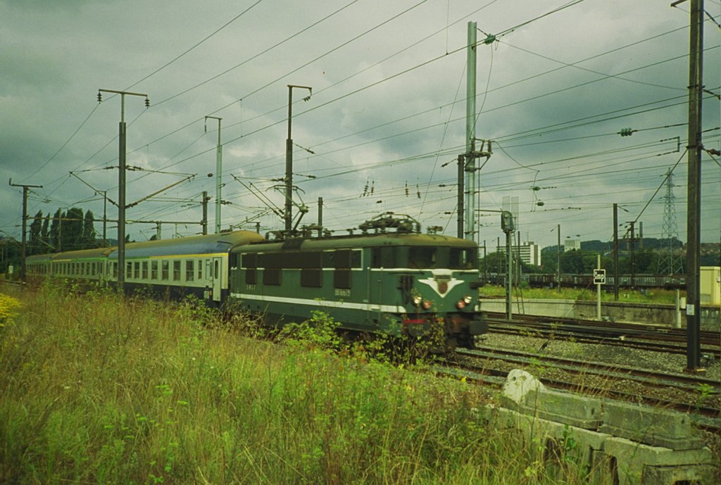 Immer noch in Bening, die BB 16679 mit einem Personenzug.
