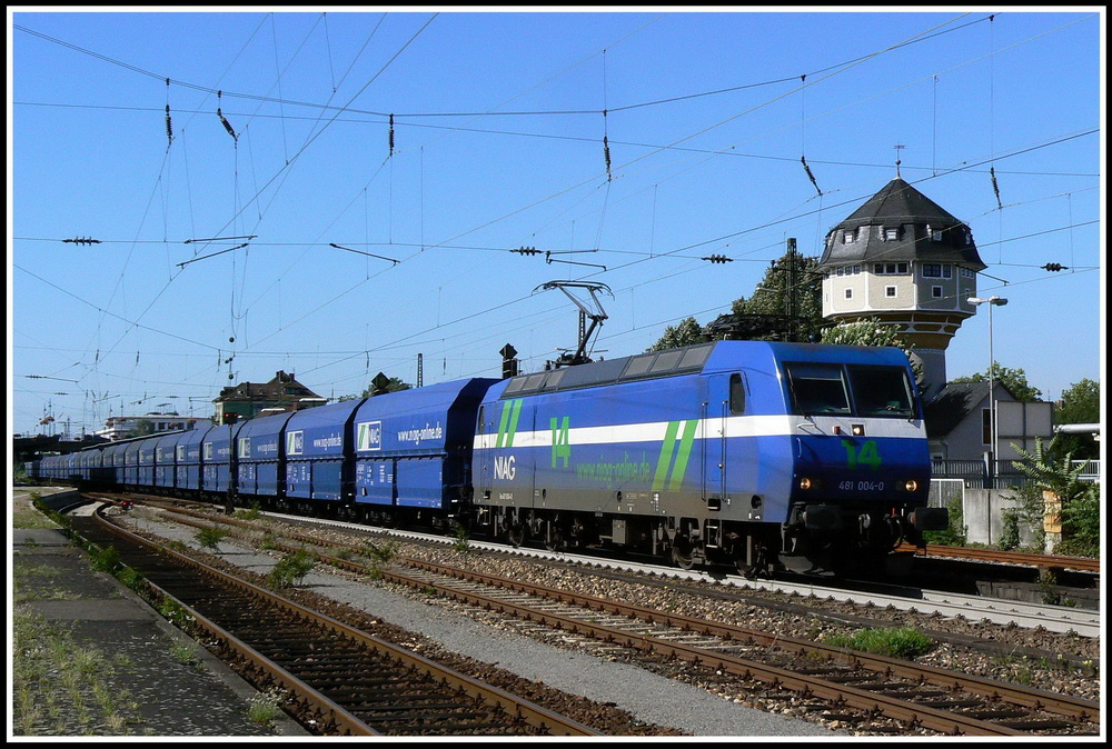 Immer sehr fotogen war der NIAG-Kohlezug von Heilbronn nach Moers, welcher immer morgens ber die Bergstrae zurck nach Moers fuhr. Die passende Zuglok 481 004 durchfhrt mit besagtem Zug den Bahnhof Weinheim am 1.8.2007.