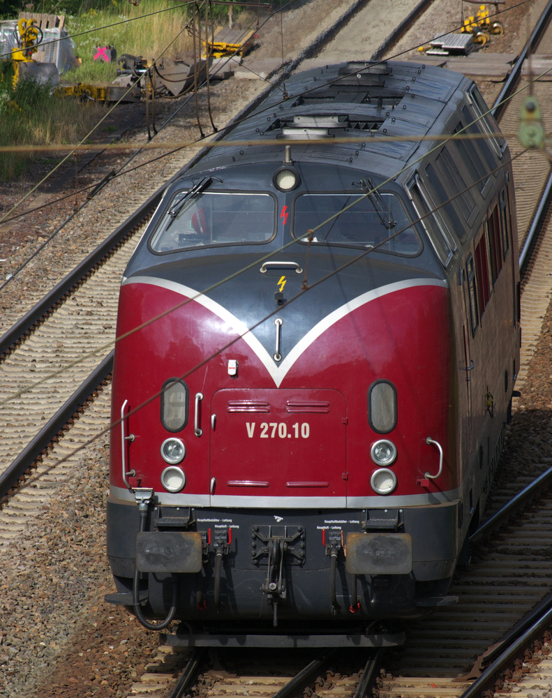 Immer war irgendein Fahrdraht im Weg..

aber zeigen mchte ich die gute alte Dame, die den Fernverkehr der 60er Jahre revolutioniert hat.

Heute nur noch im Bauzugdienst aber Gott sei Dank immer noch auf den Gleisen zu sehen. V 200 124 (221 124) heute als V 270.10 unterwegs.

KBS 680 Landsweiler-Reden 18.07.2012