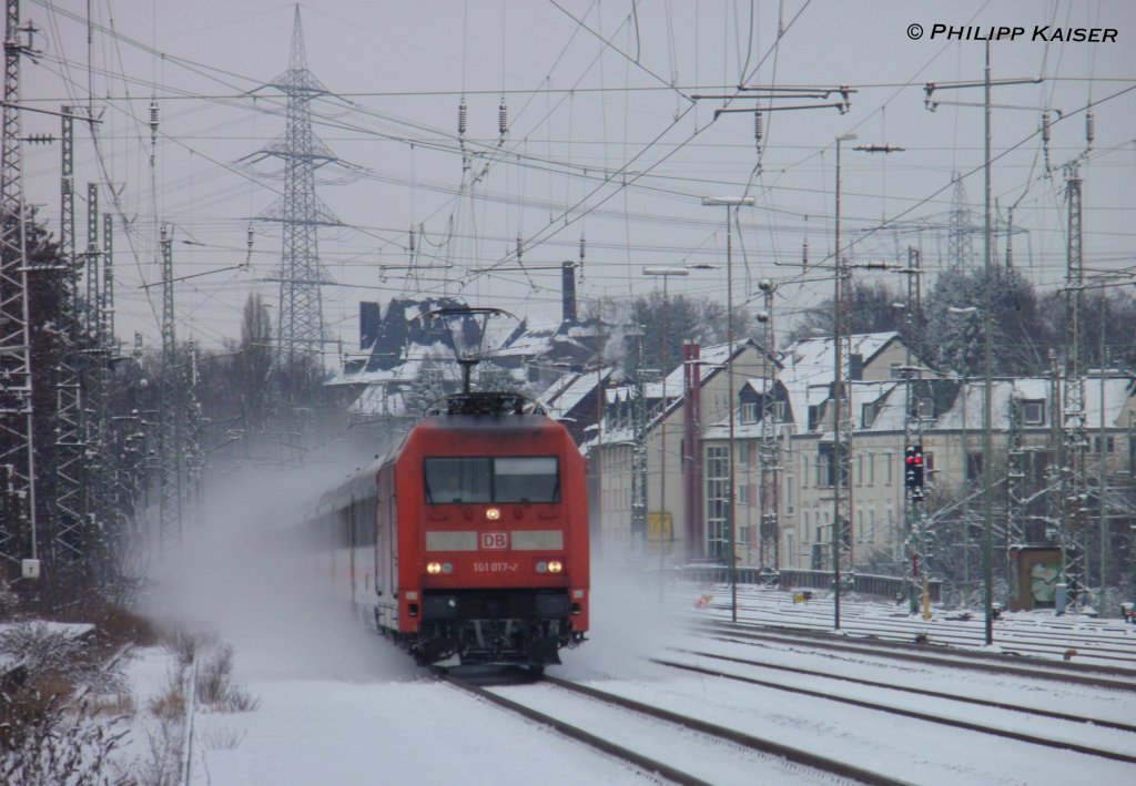 Immer wieder beeindruckend IC-Zge im/durch den Schnee. Hier 101 017 am 3.1.2010 kurz vor dem erreichen des Solinger Hauptbahnhofes.