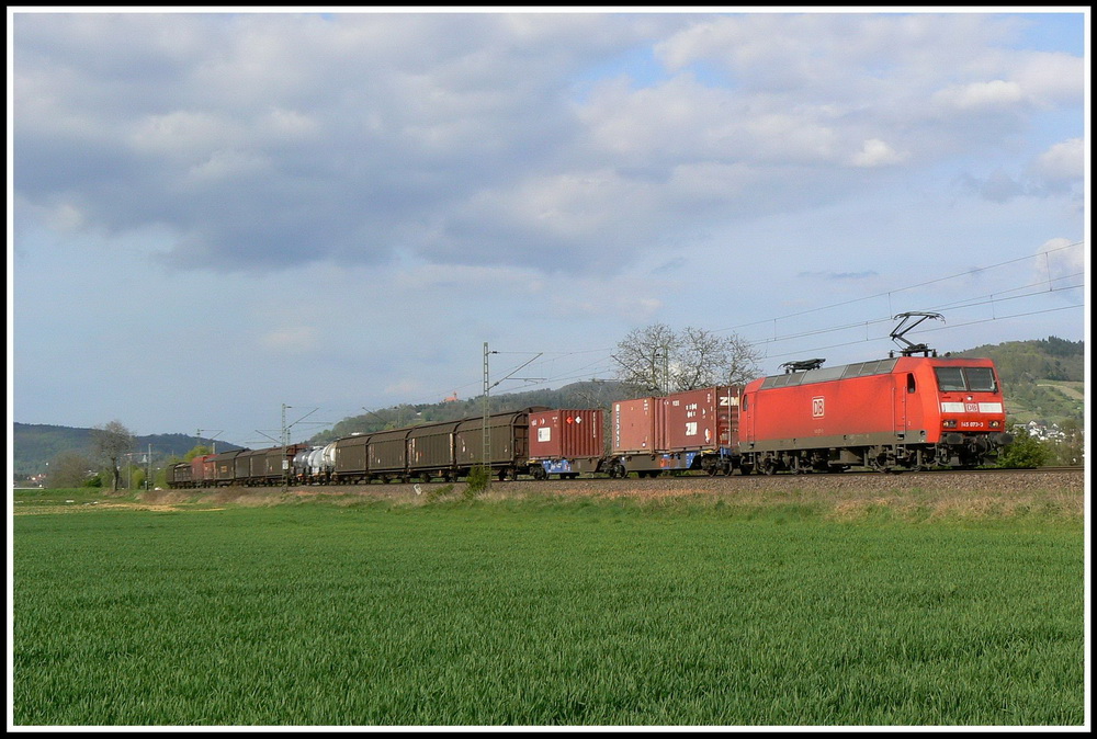 Immer wieder f�r eine interessante Bespannung ist die abendliche Kranichsteiner �bergabe nach Mannheim bekannt. Am 25.04.2008 habe ich mit 145 073 zum ersten Mal eine 145 an diesem Zug fotografieren k�nnen. Der Zug befindet sich bei L�tzelsachsen und hat nun sein Ziel fast erreicht.