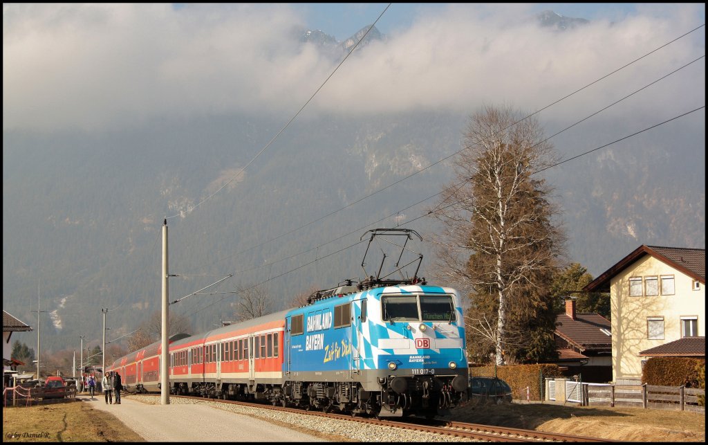 Immer wieder schn anzusehen: 111 017 der Antenne Bayern Max'l. Hier zieht er gerade die RB von Mittenwald nach Mnchen. (Garmisch-Partenkirchen, 20.02.2011)