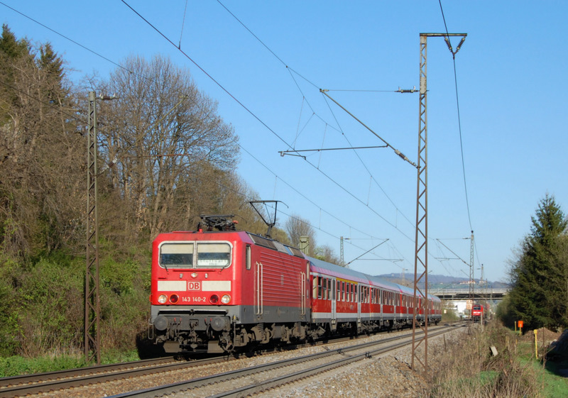 Immer wieder schn anzusehen sind die mit der Baureihe 143 bespannten n-Wagenzge, welche zwischen Stuttgart und Ulm verkehren. Am 8.4.2011 hatte 143 140-2 Dienst vor RB 19346 und konnte kurz vor dem Halt im Bahnhof von Gppingen noch aufgenommen werden.