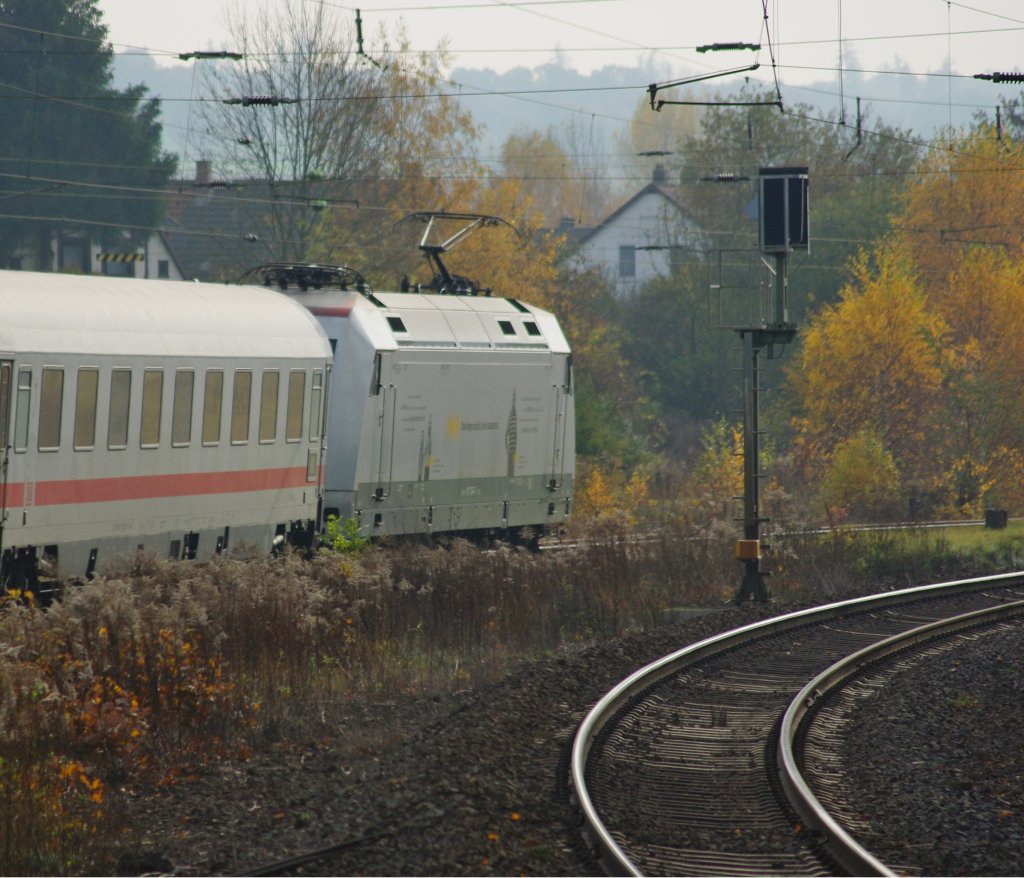 Immer wieder sch�n, in einem IC zu fahren, der von einer Werbe-101 gezogen, bzw. geschoben wird. Hier im IC 2154 von Berlin Gesundbrunnen nach D�sseldorf Hbf mit 101 034-7  in form  am 31.10.2009. (Das Bild entstand aus dem Fenster des Steuerwagens an der Spitze heraus.)
