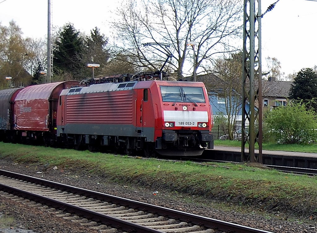 Immer wieder sind die 189-iger auf dem Weg in die Niederlande. So wie hier die 189 053-2 am Samstag den 10.4.2010 im Bahnhof Boisheim vor einem gemischten G�terzug, mit dem sie aus Viersen kommend nach Venlo unterwegs ist.