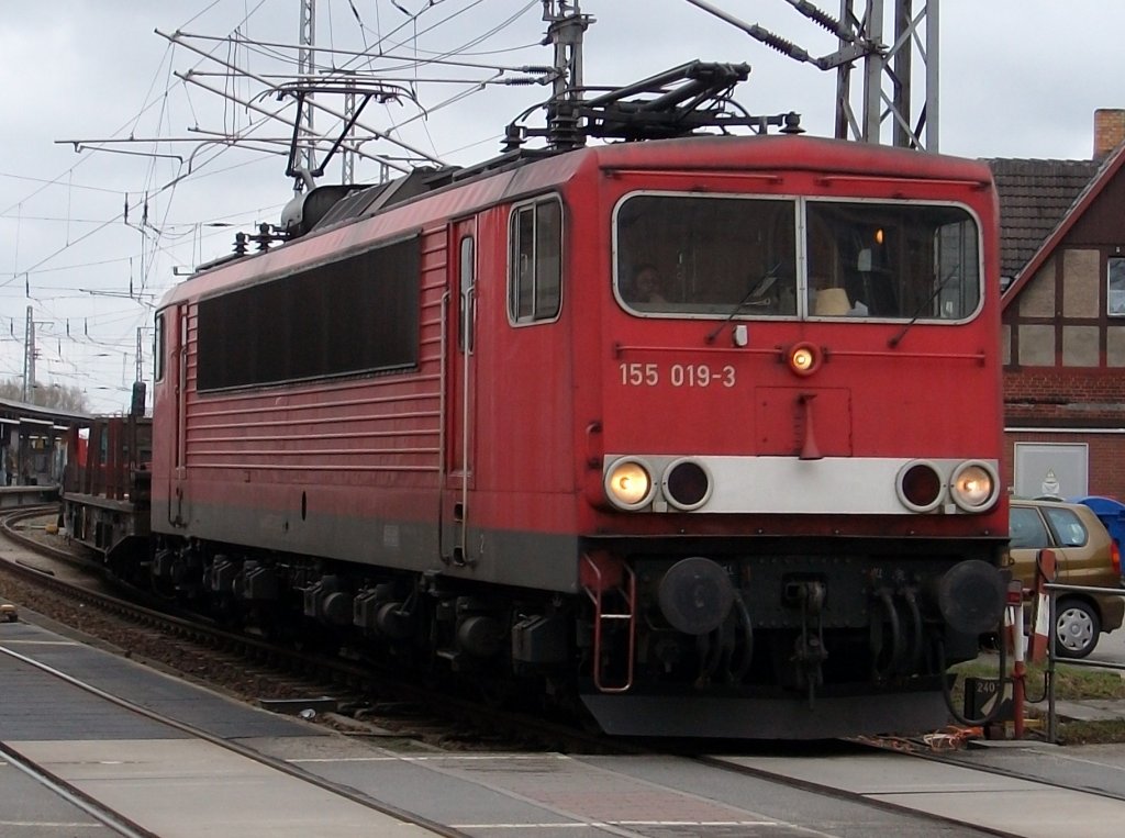 Immer wieder sind unterschiedliche Loks am Lumpensammler Mukran-Rostock Seehafen,so auch am 09.April 2010 als 155 019 den Bahnhof Stralsund nach Rostock Seehafen verlie.