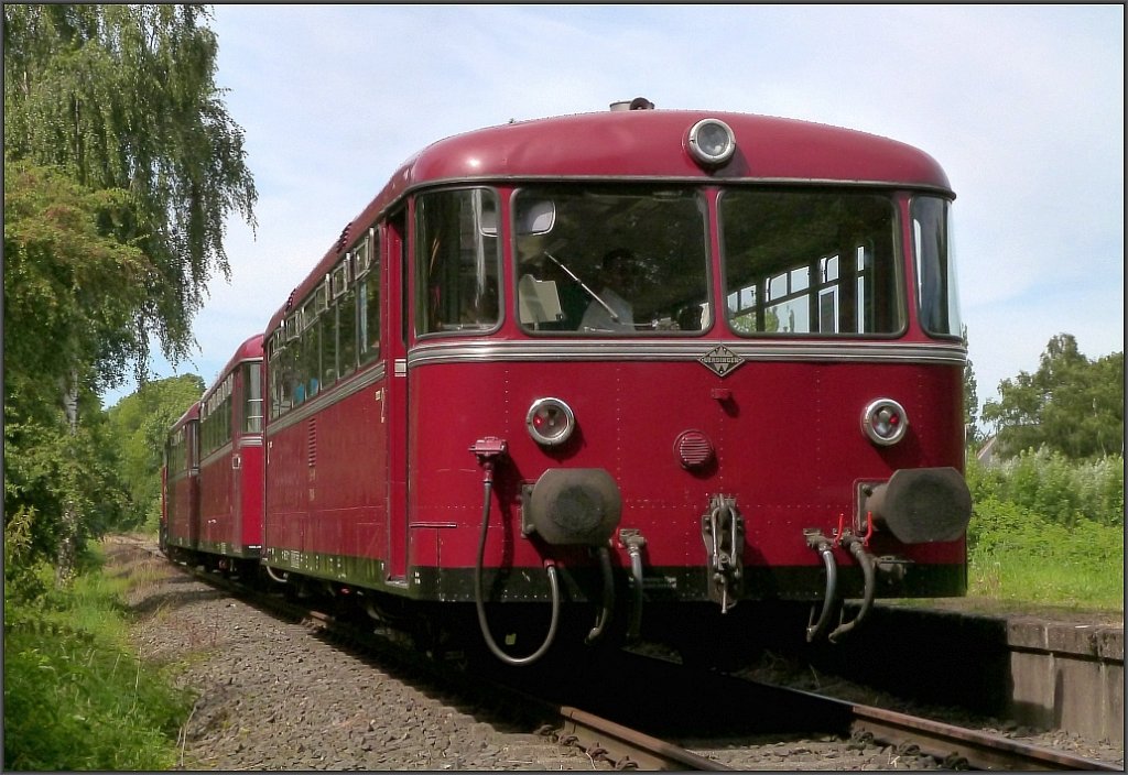  Immer wieder Sonntags  kann man ein wenig Eisenbahnnostalgie genieen,wenn dieser
 dreiteilige Uerdinger Schienenbus der Eisenbahnfreunde aus Simpelveld (NL) kurz in
Aachen Vetschau verweilt. Aufnahme vom 12.August 2012.