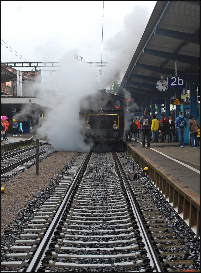 Immer zur vollen Stunde ist dieser Fotostandort mglich, dann ist der bergang zum IR nach Biel an Gleis 3 geffnet. Am 2. Mai gab es da einen besonderen Gast zu Besuch daheim in Konstanz, die Ec 3/5 der Mittelthurgaubahn. 
