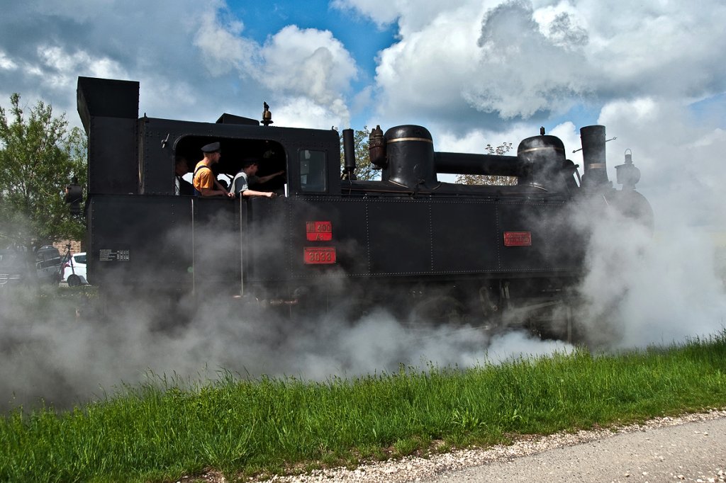 Impression von 30.33, kurz vor der berquerung der Eisenbahnkreuzung in Wetzeleinsdorf, nachdem der Schranken bereits geschlossen wurde. Die Aufnahme entstand am 05.05.2013.