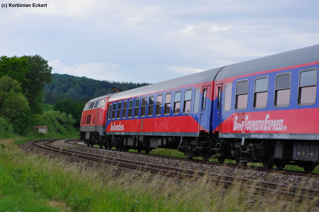 Impression am Pilgersonderzug, der von Alttting nach Marktredwitz unterwegs war, zwischen Wiesau (Oberpf) und Pechbrunn, 11.06.2011