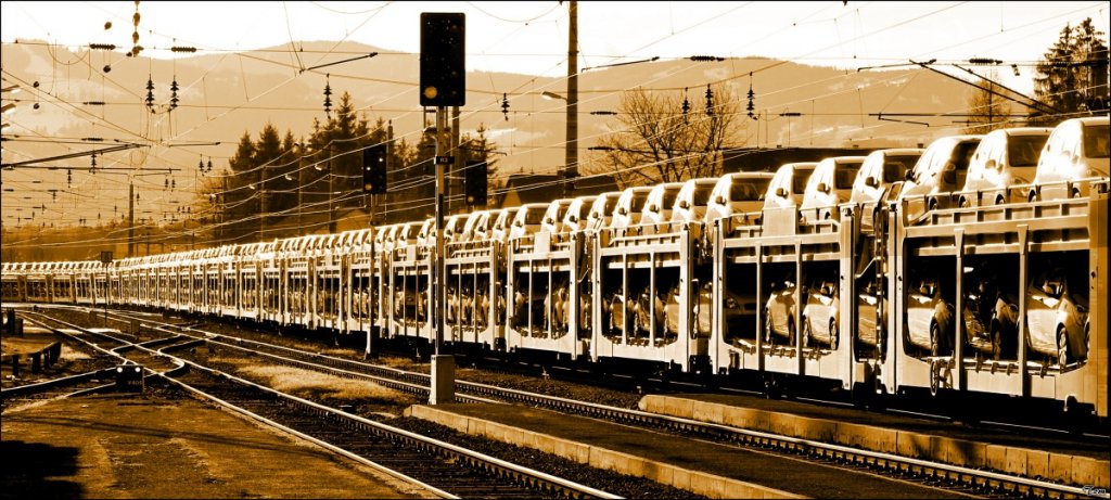 Impression vom Autozug 46777 bei der Durchfahrt in Zeltweg.
