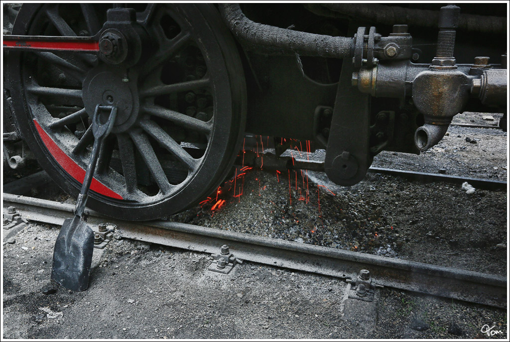 Impression beim Anheizen der SZ 33-037 im Heizhaus in Jesenice.  
9.11.2012