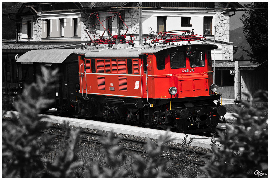 Impression der E-Lok 1245.518, welche mit Fotozug SGAG 17243 (Nettingsdorf - Spital am Pyhrn) im Bahnhof Windischgarsten steht.
8_2012