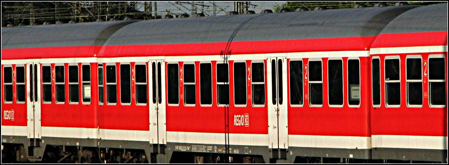 Impression eines Buntlingzuges im Gleisvorfeld des Stuttgarter Hauptbahnhofs. 

20.6.2010 (J)