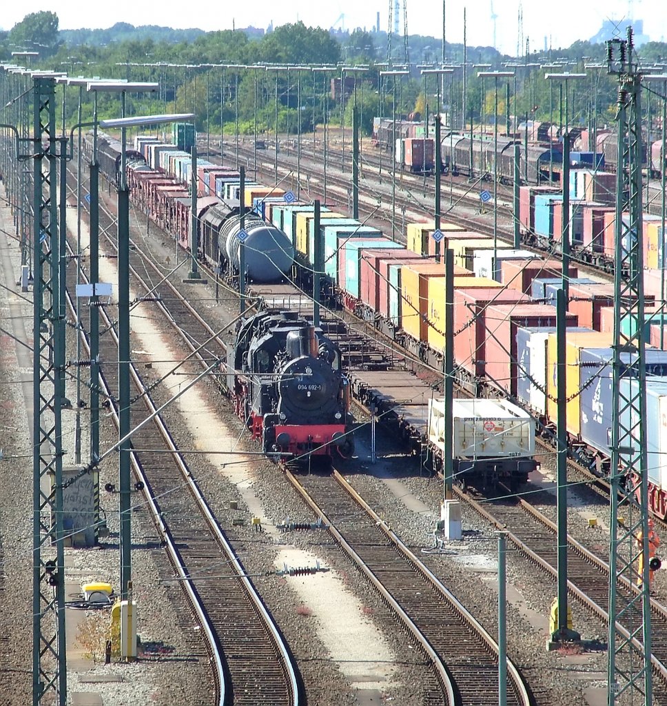 Impression vom Maschener Rangierbahnhof am 07.07.2010. Mitten zwischen den Gterzgen habe ich zwei Dampfloks entdeckt. Vorn steht 094 692-1 und dahinter eine Schlepptenderlok, die ich nicht erkennen konnte. Die beiden Loks standen doch recht weit weg. 