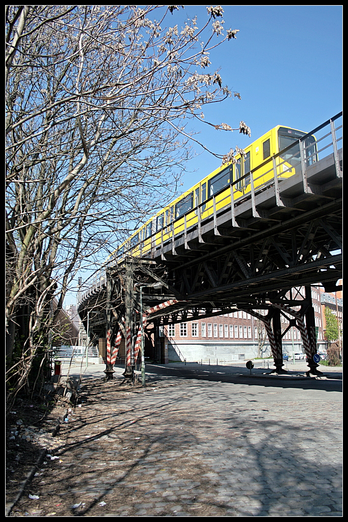 Impression: Zug vom Typ HK auf typischer oberirdischer Trasse (Berlin Gleisdreieck 18.04.2010)