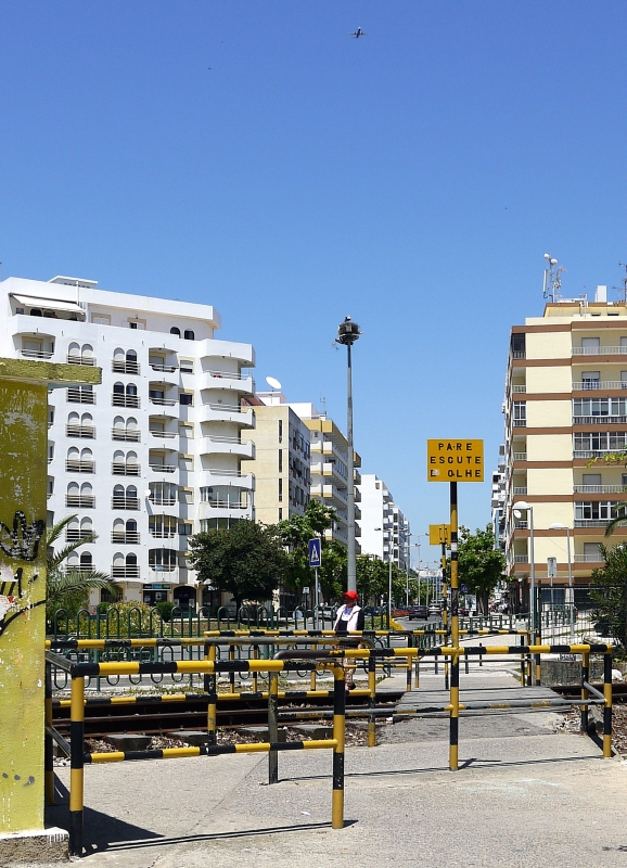 Impressionen von der Algarve: Bahnbergang nur fr Fugnger in Olhao. Das geht - bei etwa 30 Zugbewegungen pro Tag. 21.5.2011 