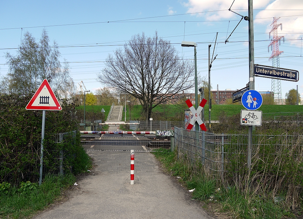 Impressionen aus Hamburg-Sd: bergang nur fr Fugnger an der Fernbahnstrecke nach Cuxhaven. 28.4.2013