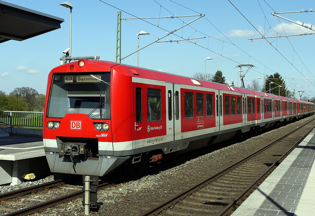 Impressionen aus Hamburg-Sd: Zweisystemzug der Hamburger S-Bahn Richtung Buxtehude/ Niedersachsen in  Fischbek , der letzten Station auf Hamburger Gebiet. Hier nutzen die Zge die Fernbahngleise und beziehen ihren Strom aus der Oberleitung. 28.4.2013