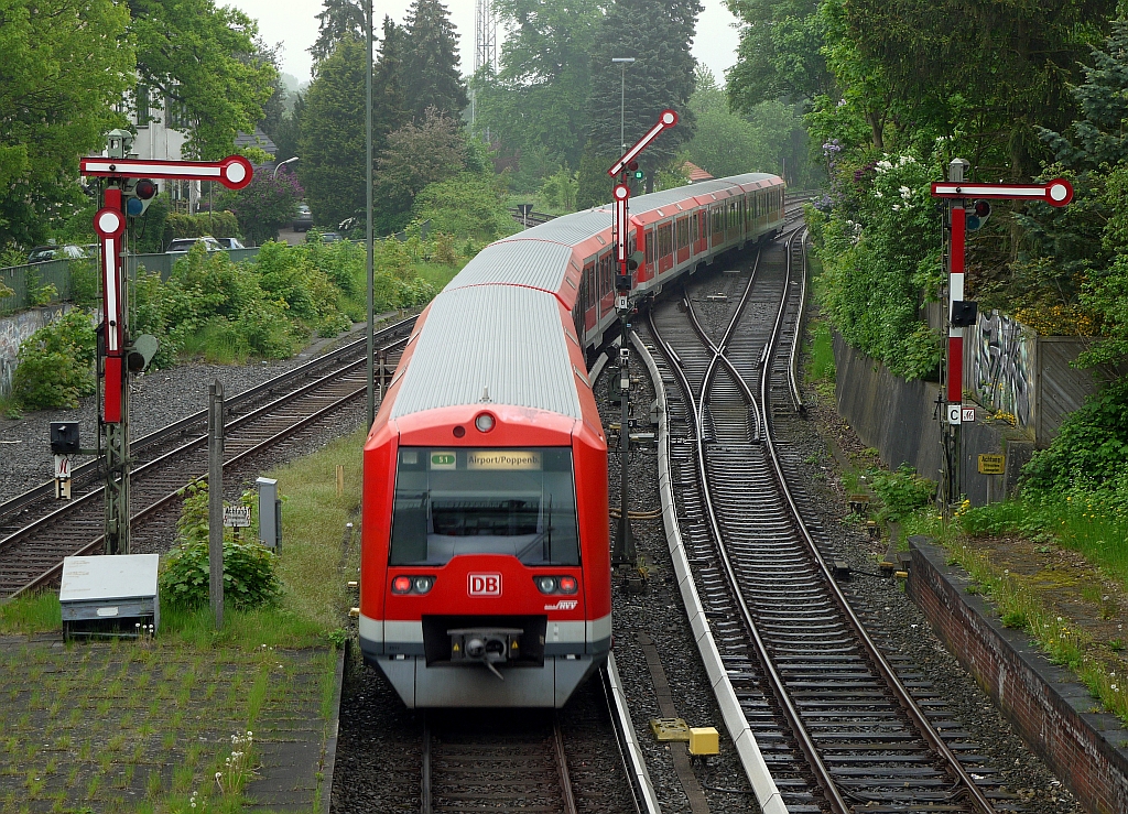 Impressionen aus Hamburg-West: Ausfahrt eines Zuges der Linie S1 aus dem Bahnhof  Blankenese  Richtung Flughafen. 20.5.2013