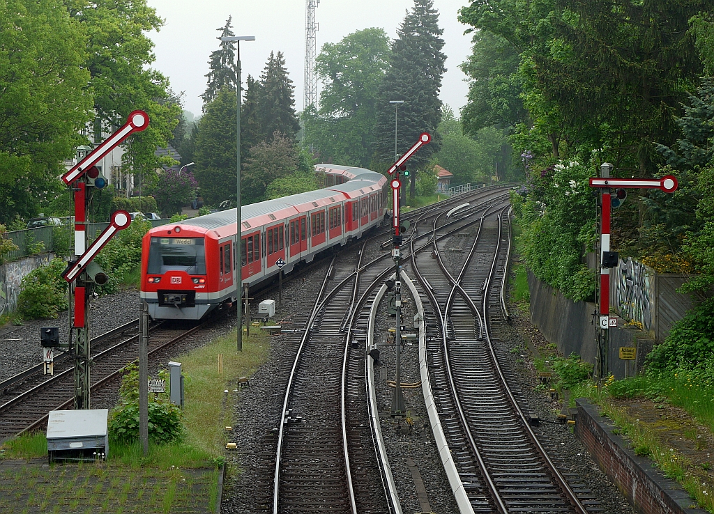 Impressionen aus Hamburg-West: Ausfahrt eines Zuges der Linie S1 aus dem Bahnhof  Blankenese  Richtung Wedel. 20.5.2013