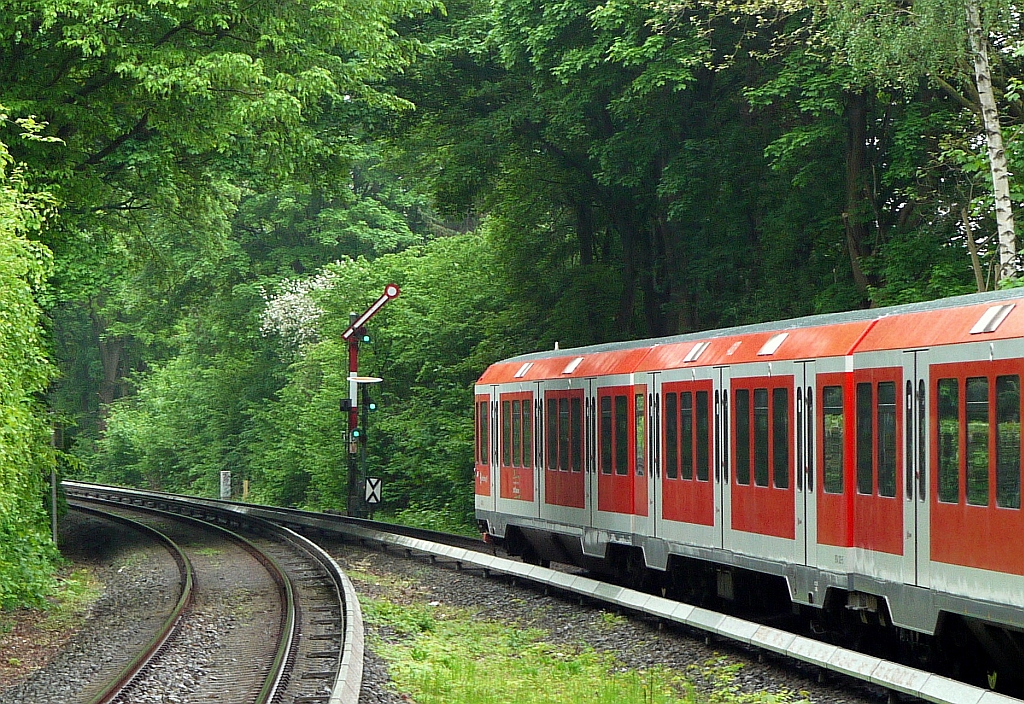 Impressionen aus Hamburg-West: Ausfahrt eines Zuges der Linie S1 aus der Station  Hochkamp  Richtung Altona. 20.5.2013