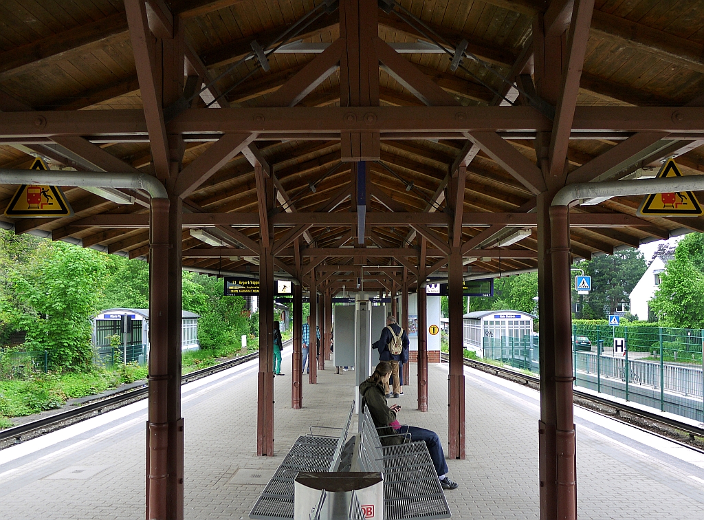 Impressionen aus Hamburg-West: eine Bahnsteig�berdachung ganz aus Holz an der S-Bahnstation  Klein Flottbek . Erbaut Ende des 19. Jahrhunderts - und immer noch da! 20.5.2013