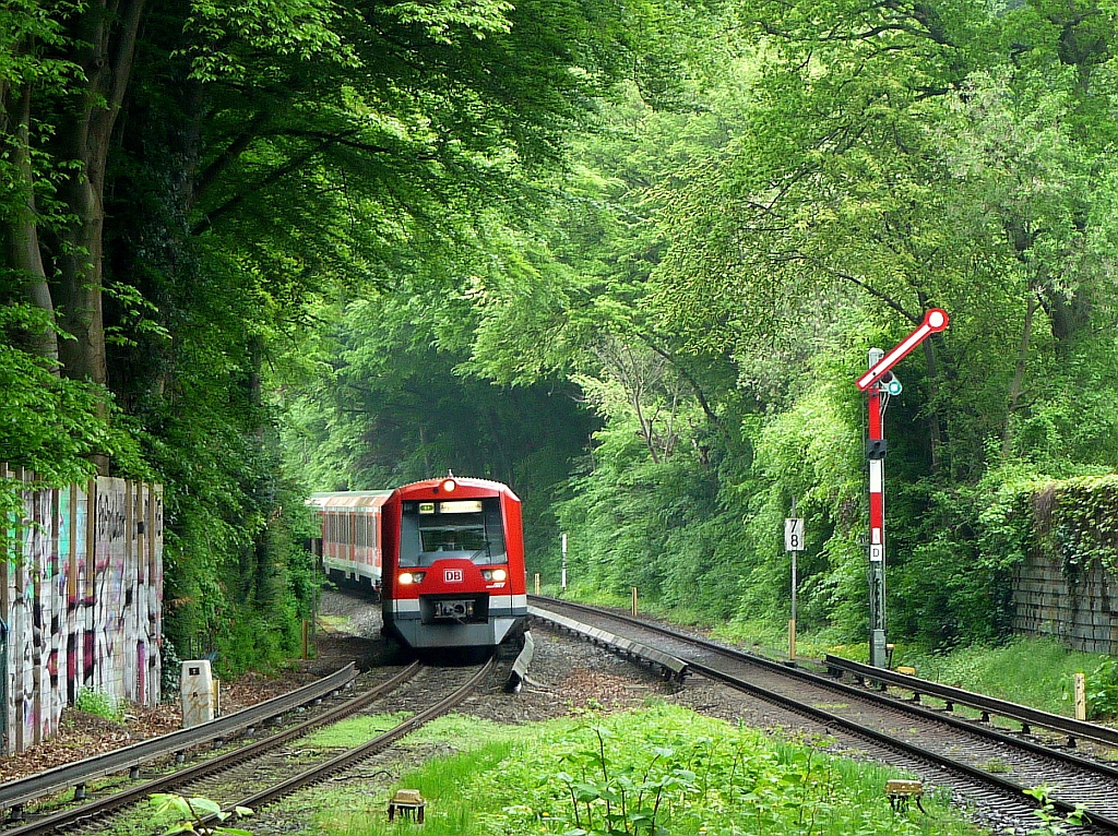 Impressionen aus Hamburg-West: Einfahrt eines Zuges der Linie S1 aus Blankenese in die Station  Hochkamp . 20.5.2013