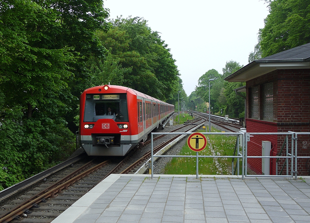 Impressionen aus Hamburg-West: Einfahrt eines Zuges der Linie S1 Richtung Flughafen in die Station  Othmarschen . 205.2013