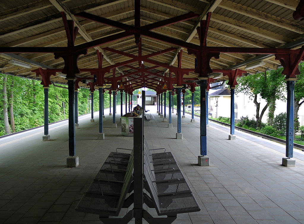 Impressionen aus Hamburg-West: filigrane Dachkonstruktion aus der Gr�ndungszeit des Vorortverkehrs der Hansestadt am S-Bahnhof  Othmarschen . 20.5.2013 