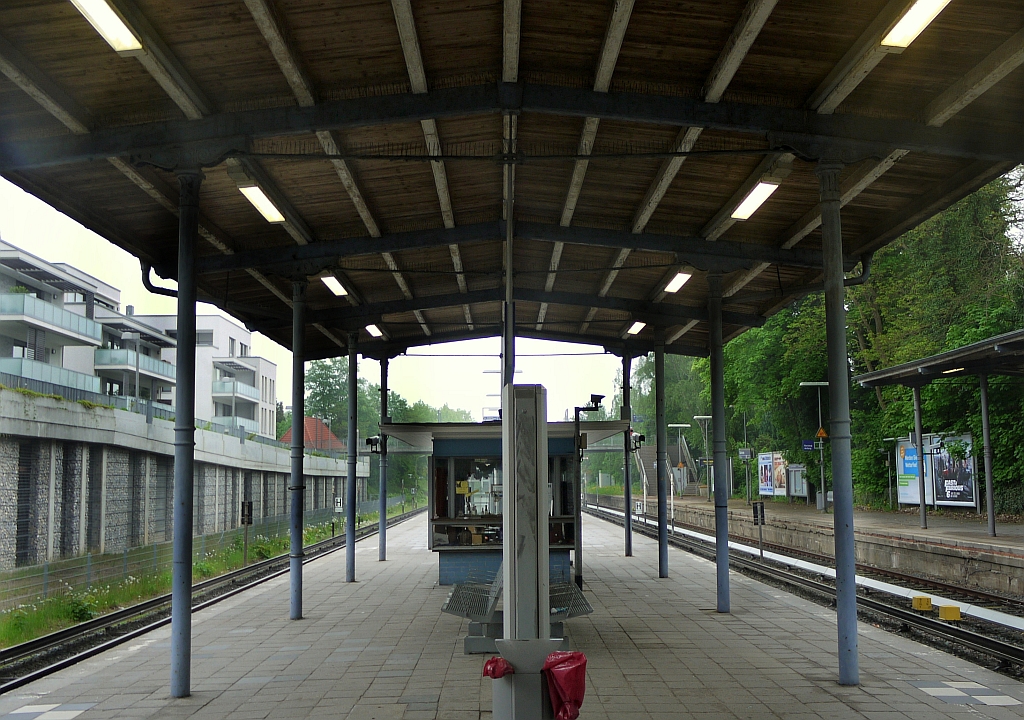 Impressionen aus Hamburg West: gusseiserne S�ulen und h�lzerne Dachkonstruktion am S-Bahnhof  Blankenese . 20.5.2013