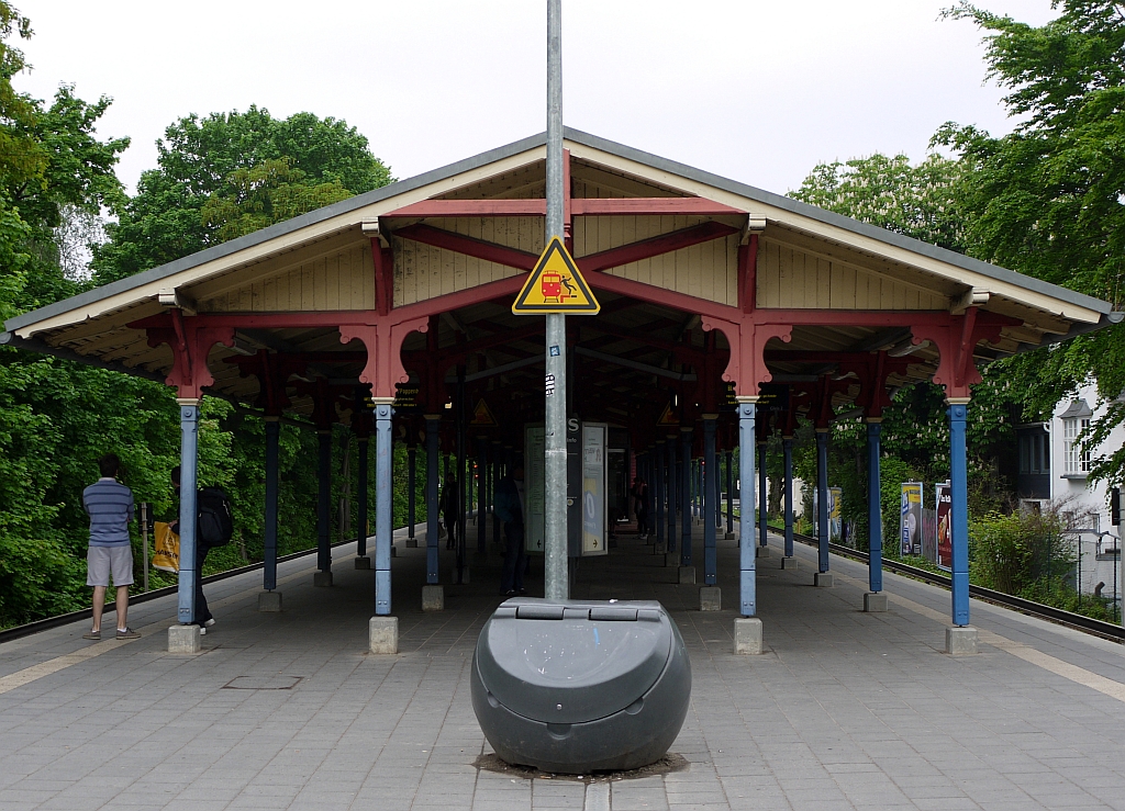 Impressionen aus Hamburg-West: hlzerne Dachkonstruktion, erbaut Ende des 19. Jahrhunderts, am S-Bahnhof  Othmarschen . 20.5.2013 