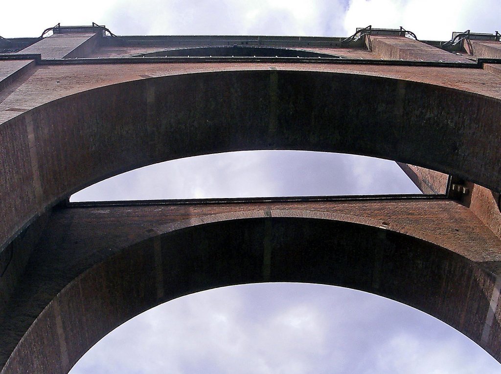 Impressionen von der Gltzschtalbrcke. Die groen Hauptbgen von unten betrachtet. Sommer 2008.