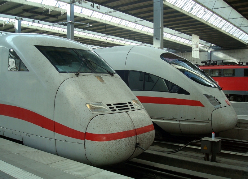 Impressionen vom Mnchner Hauptbahnhof: zwei ICE. 29.4.2011