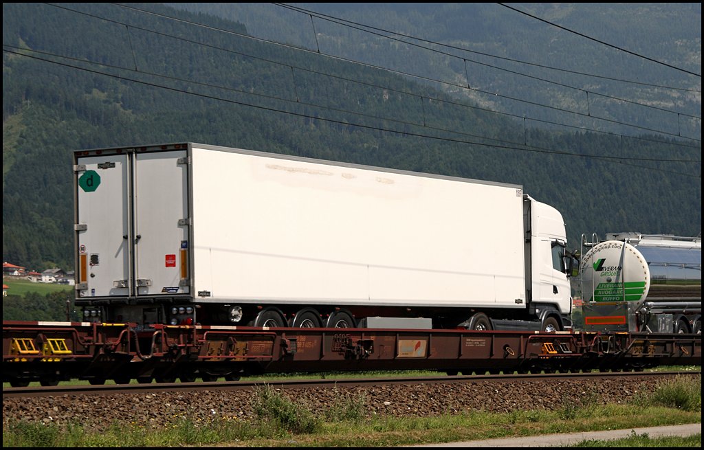 Impressionen einer RoLa… dieser weie Scania nutzt zwischen Wrgl und dem Brenner die umweltfreundliche Alternative. (07.08.2009 bei Schwaz)