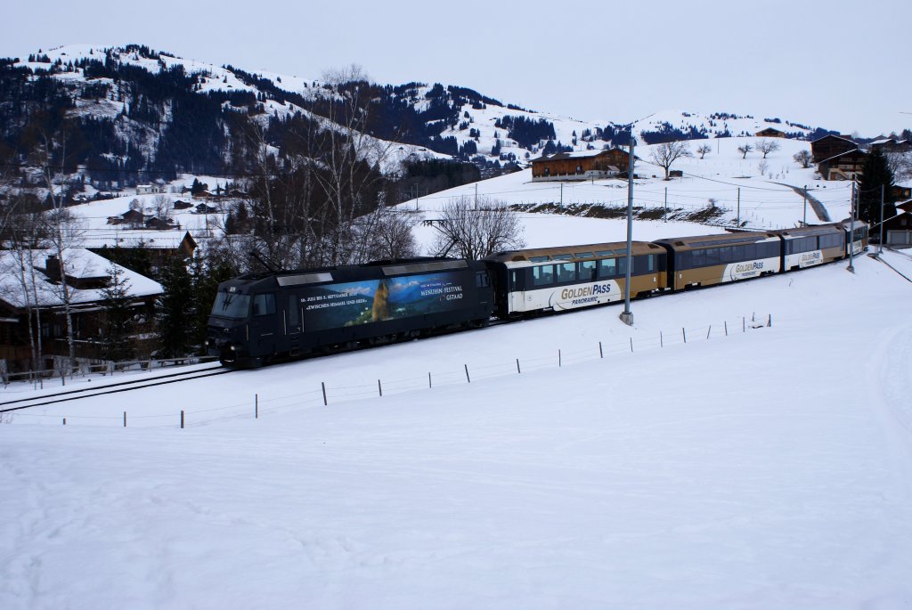 In den 1 1/2 Stunden, welche man zwischen dem Regionalzug und dem nchsten Golden Pass warten muss, kann sich das Wetter deutlich ndern. So geschah es auch am 16.1.10 in Gruben. Die ersten Bilder waren noch bei Sonnenschein aufgenommen worden. Bei diesem Bild mit der Ge 4/4 8003 war die Sonne aber schon verschwunden.