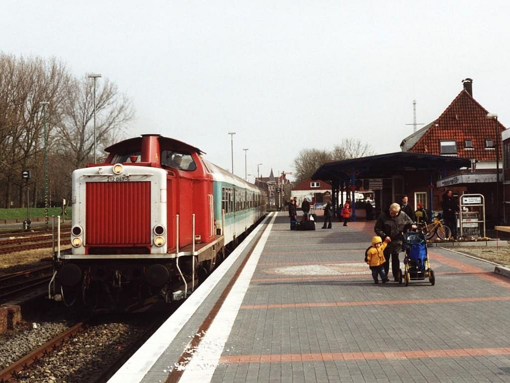In 2001 gab es nur Diesel im Bahnhof Emden Auenhafen. Heute ist die strecke zwischen Hauptbahnhof und Auenhafen elektrifiziert. Die 212 047-5 ist hier mit RB 25031 Emden Hbf-Emden Auenhafen auf Bahnhof Emden Auenhafen zu sehen am 7-4-2001. Bild und scan: Date Jan de Vries.