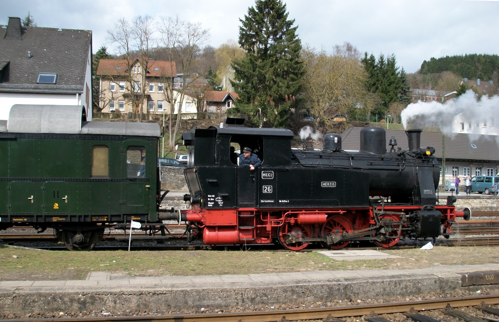 In der 4. Klasse durch die Eifel.....

jedenfalls ein kleines Stck. An diesem Ostermontag 2010 waren die Lok Waldbrl und die Lok Merzig als Zug- bzw. Schublok in der Sandwich Anordung am Pendelzug zwischen Gerolstein Bf, und Gerolstein Bw unterwegs.
Hier Lok Merzig von Henschel, ehemalige Werklok 26 der Saarbergwerke.
Der Museums-Eisenbahn-Club Losheim hatte die Ehe mit dieser Lok zum Gelingen des Dampfspektakels beitragen zu drfen.
Bahnhof Gerolstein 05.04.2010