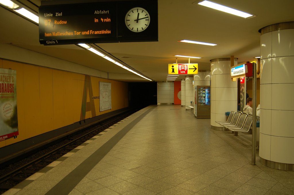 In 4 Minuten ging es fr mich am U-Bahnhof Adenauerplatz mit der U7 Richtung Rudow weiter. Hier verkehrt nur die U7 zwischen Rathaus Spandau und Rudow. 10.08.2012