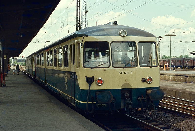 In den 80iger Jahren waren die Akkutriebwagen der BR 515 regelm��iger Gast in Dortmund. 
Das Bild (Diascan) zeigt den 515 660-9 im Jahr 1981 in Dortmund Hbf.
