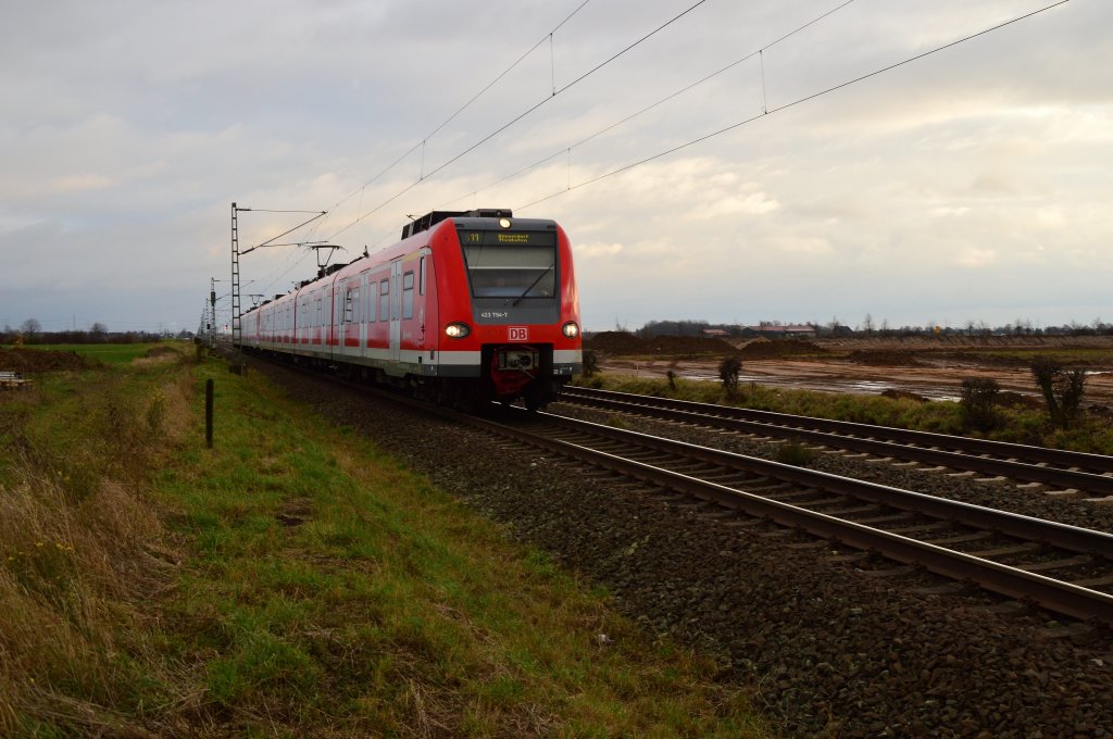 In der Abendd�mmerung des 2.12.2012 kommt eine S11 an den Haltepunkt Allerheiligen herangefahren.....der Zug wird vom 423 754-7 gef�hrt.