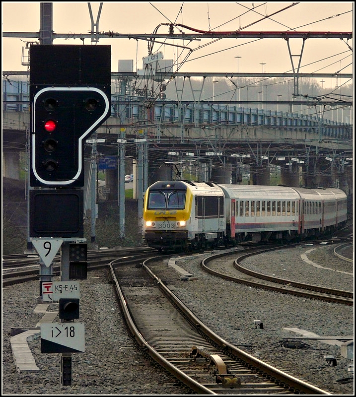 In der Abenddmmerung des 27.03.2011 fhrt der IR 123 Liers - Luxembourg in den Bahnhof Lige Guillemins ein. (Hans)