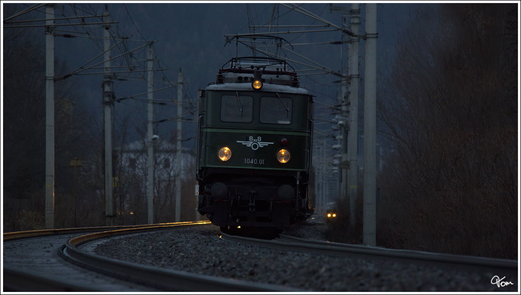 In der Abenddmmerung fhrt 1040.01 mit dem BB Nostalgiesonderzug SR 14222 von Mrzzuschlag nach Wien FJB.
Gloggnitz 6.1.2012