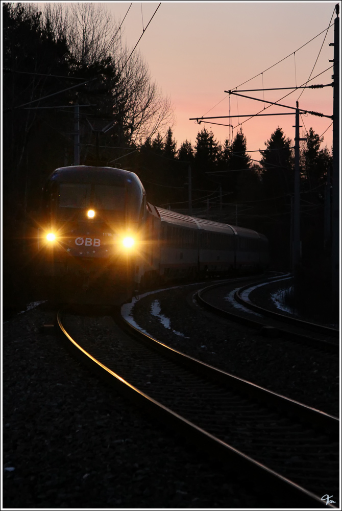 In der Abenddmmerung fhrt 1116 126  Licht ins Dunkel  mit IC 632 easybank von Villach nach Wien Meidling. 
Zeltweg 30.1.2012

