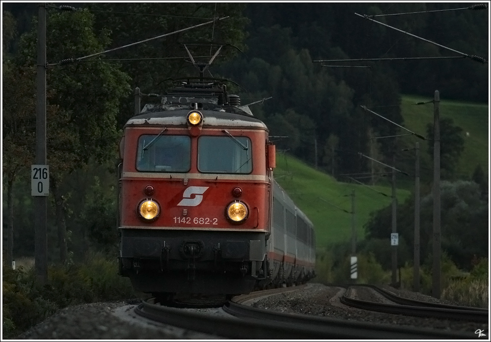 In der Abenddmmerung fhrt 1142 682 mit EC 530 von Lienz nach Wien Meidling.(ISO 2000, F3,2, 1/500)
Preg 7_9_2011