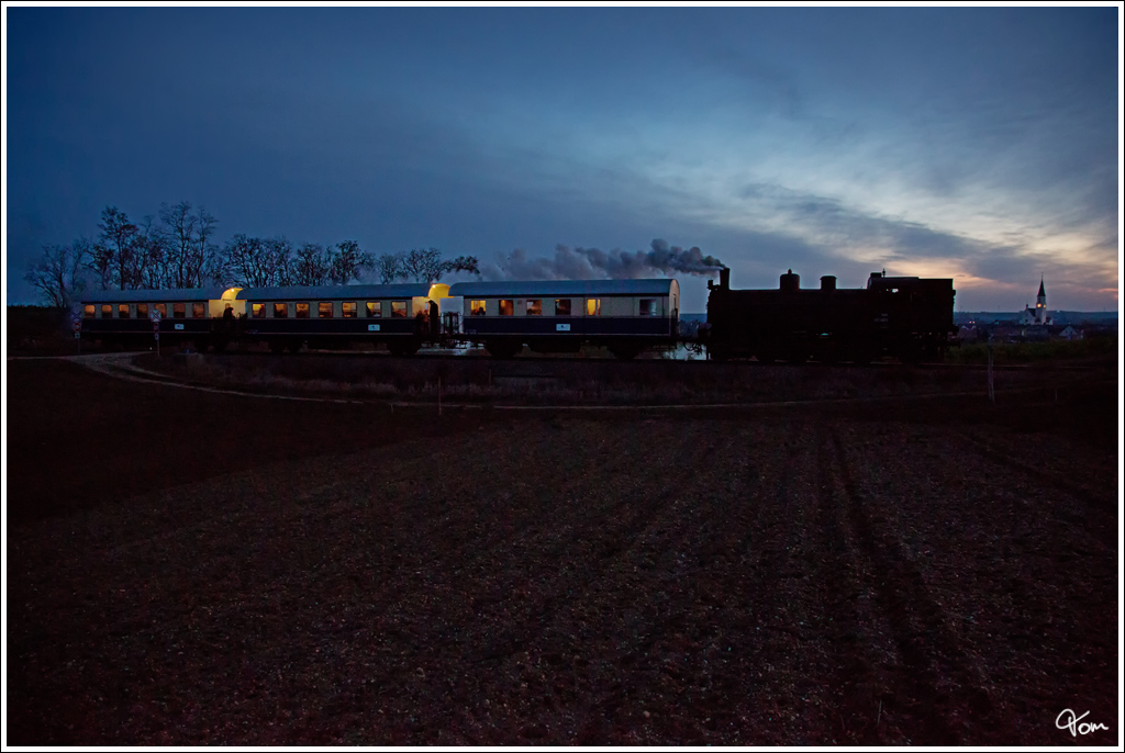 In der Abenddmmerung fhrt 93.1420 mit dem Nikolauszug von Hohenau nach Mistelbach. 
Dobermannsdorf 8.12.2012