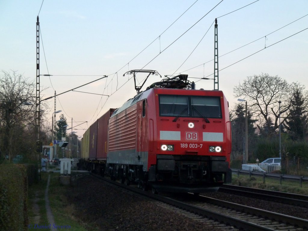 In der Abenddmmerung kam dann auch noch 189 003 mit einem Containerzug durch Dresden Stetzsch gerollt.
13.11.11