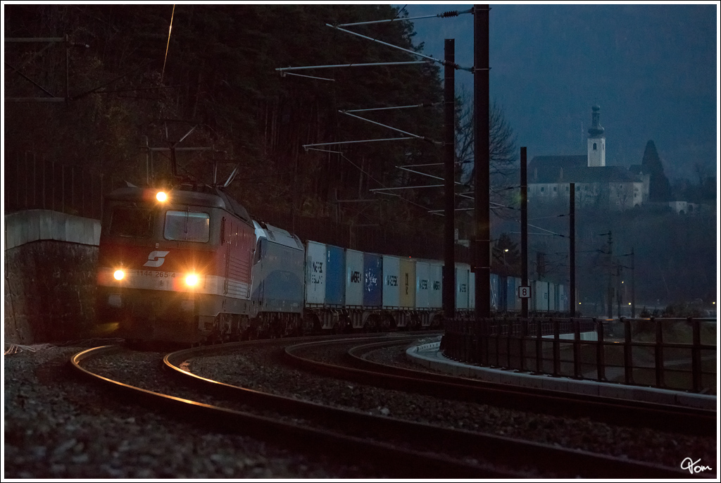 In der Abenddmmerung leistet die 1144 265, der Adria Transport 1216 921, von Gloggnitz nach Mrzzuschlag Vorspannleistung. 
Gloggnitz 17.11.2012