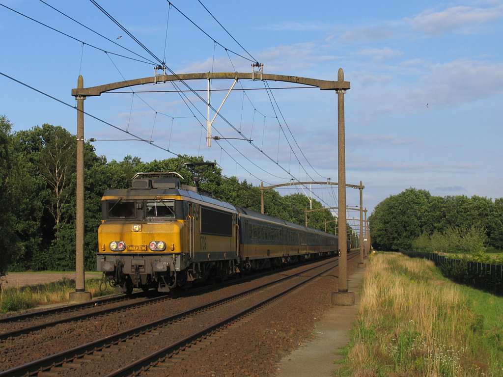 In Abendlicht fahrt die 1739 mit IC 1968 Venlo-Den Haag CS bei Vlierden am 17-7-2012.
