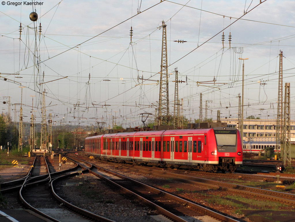 In der Abendsonne des 08.04.2011 verlieen zwei unbekannte 425 der S-Bahn Rhein Neckar den Karlsruher Hbf. Sie fuhren als S3 nach Germersheim ber Heidelberg, Mannheim den Karlsruher Hbf. Das hintere Fahrzeug endet bereits in Mannheim Hbf.